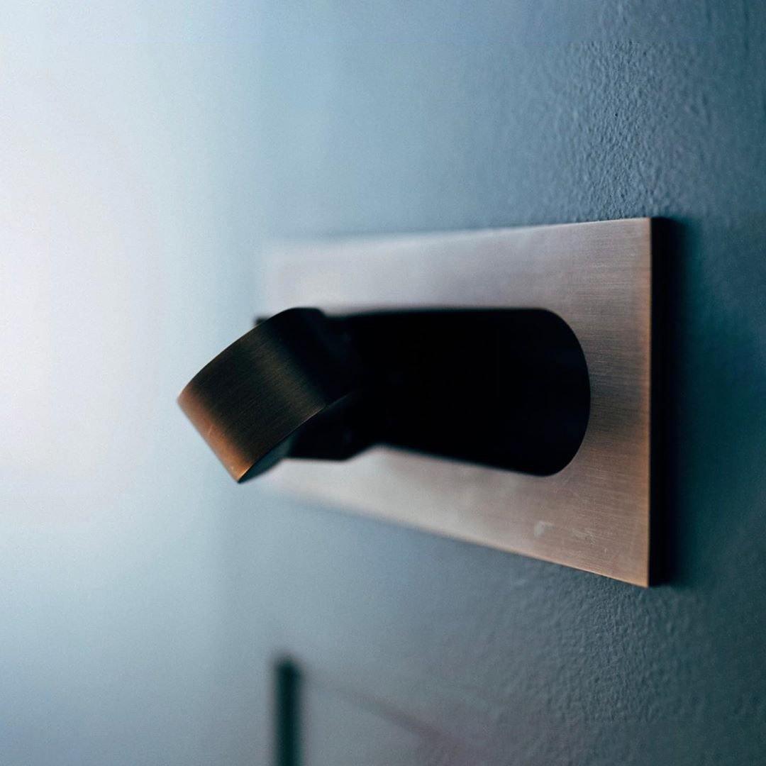 LED nástěnná lampička na čtení