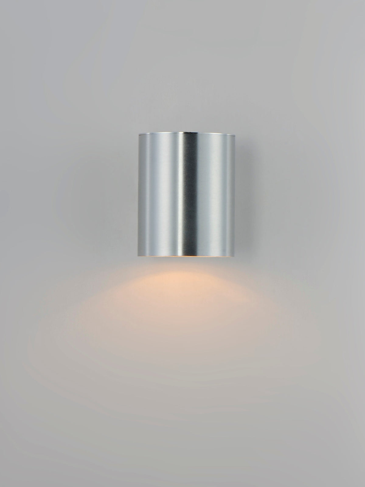 Single-light outdoor wall lamp