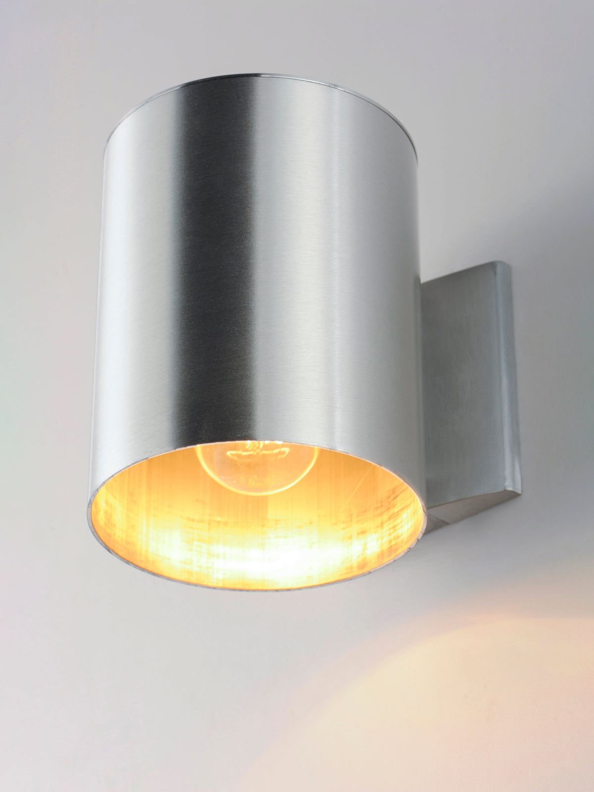 Single-light outdoor wall lamp
