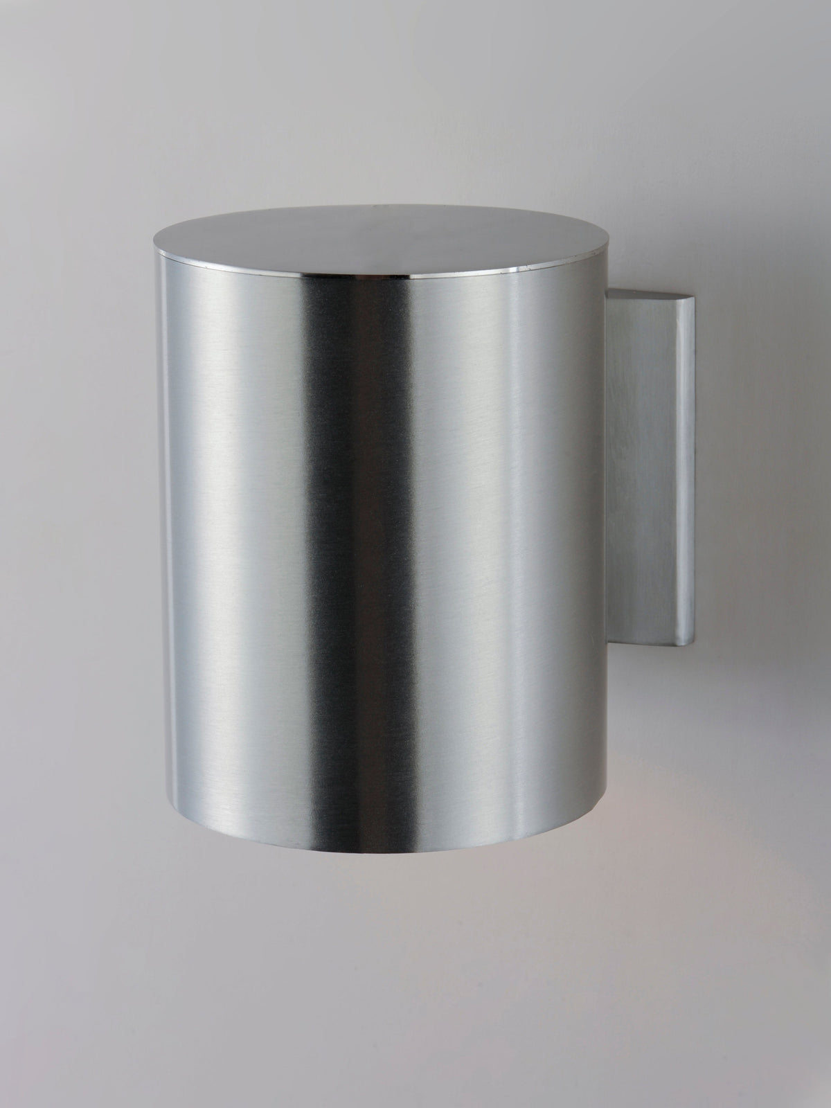 Single-light outdoor wall lamp