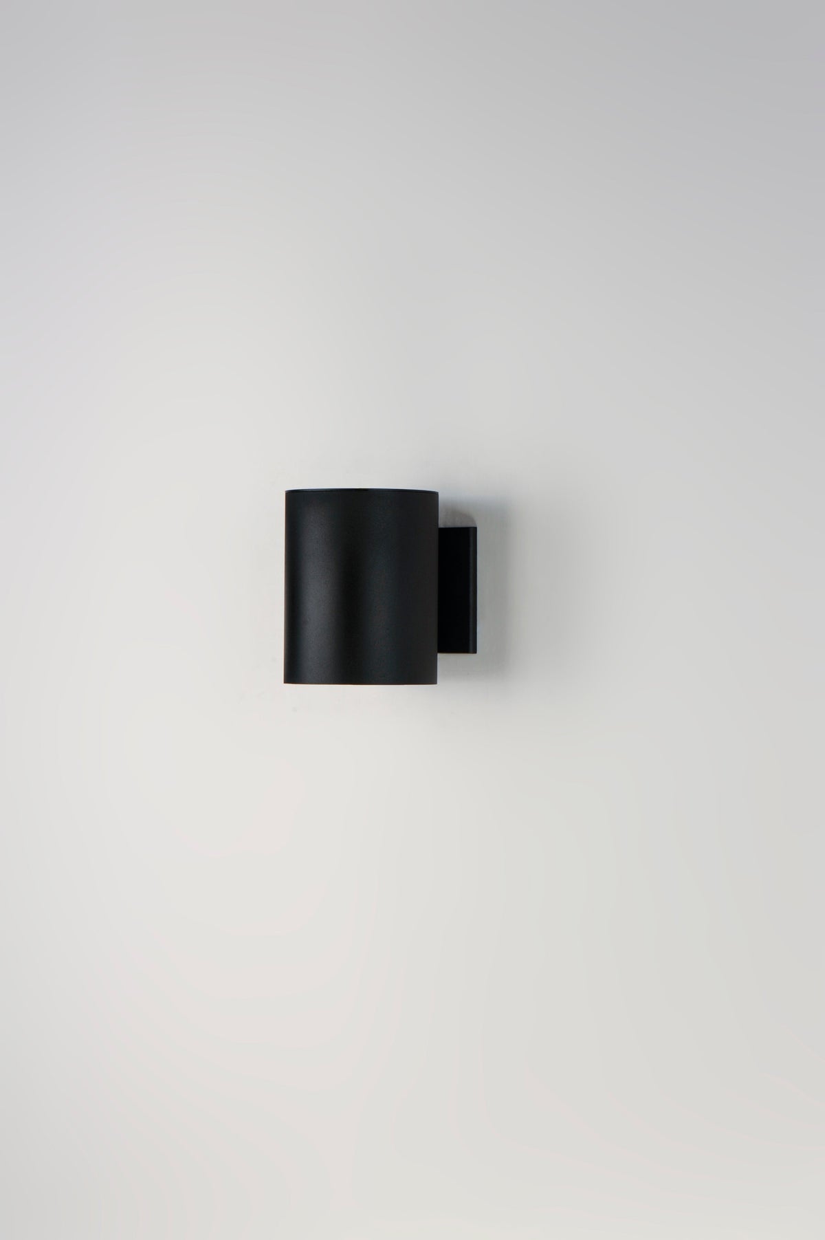 Single-light outdoor wall lamp