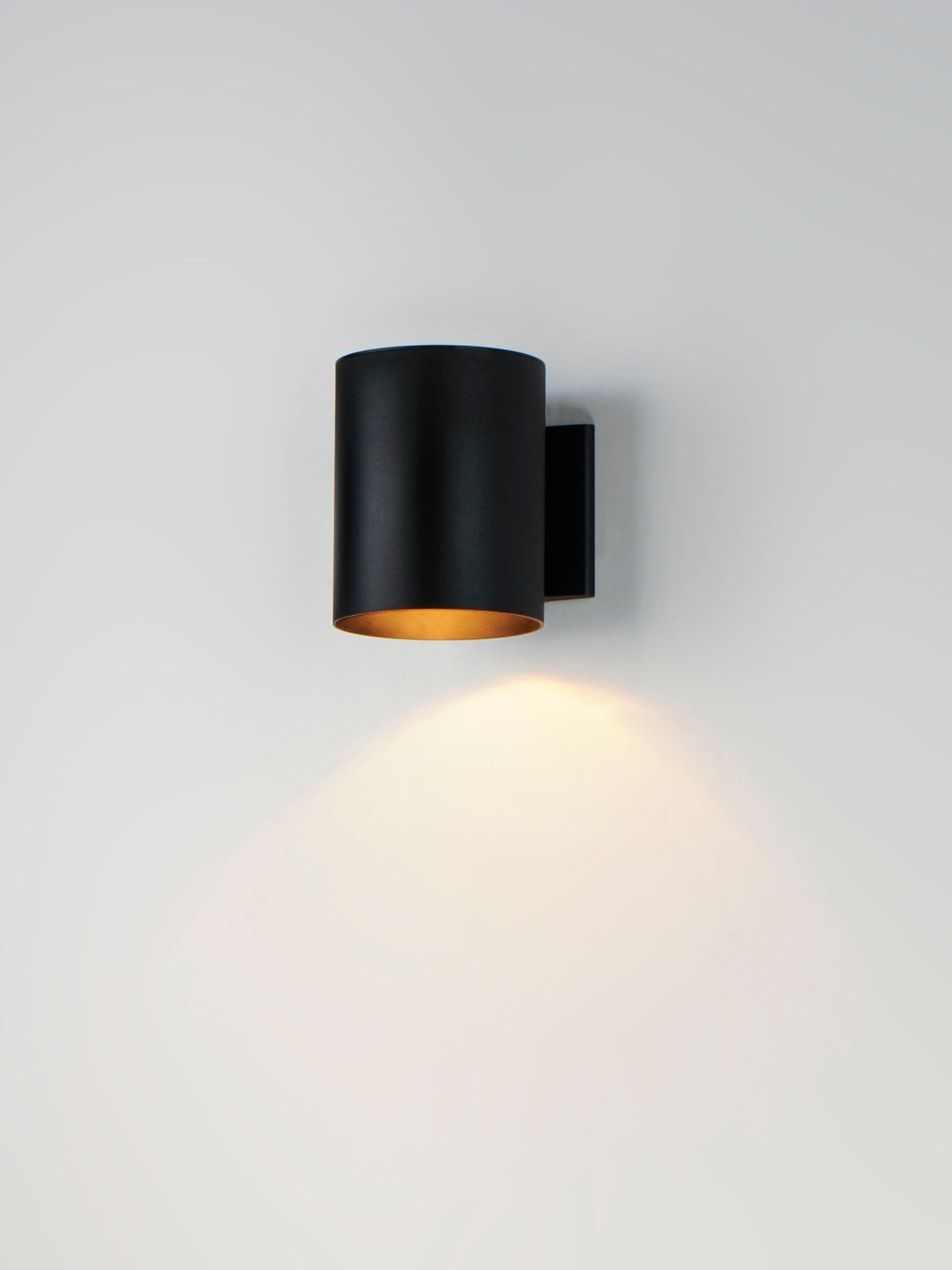 Single-light outdoor wall lamp