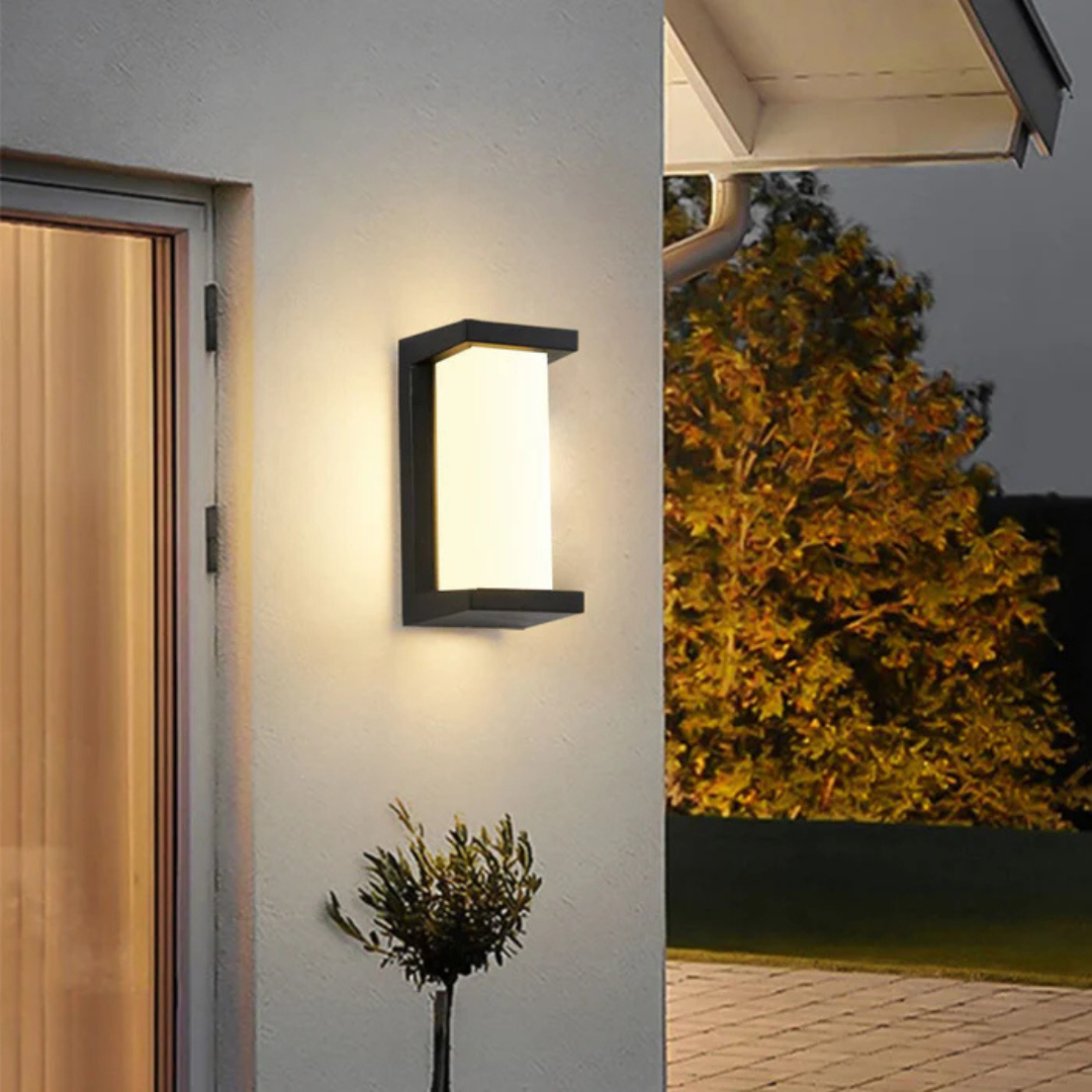 Lampa ścienna z czujnikiem ruchu