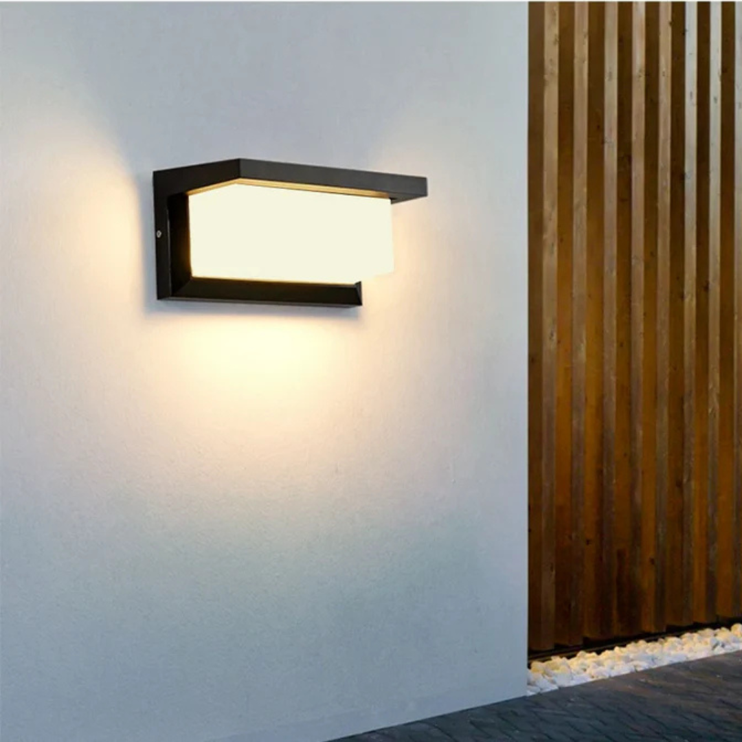 Lampa ścienna z czujnikiem ruchu