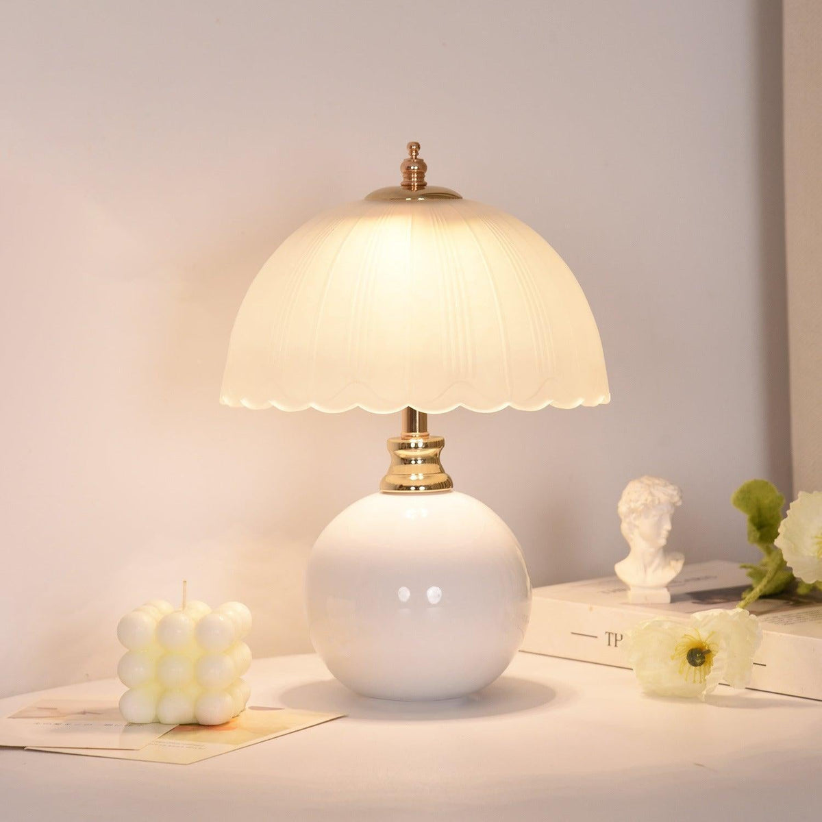 Stolní lampa se skleněným stínidlem