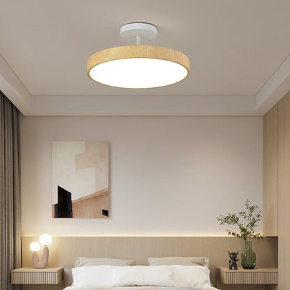 Stropní LED lampa s dřevěným vzhledem