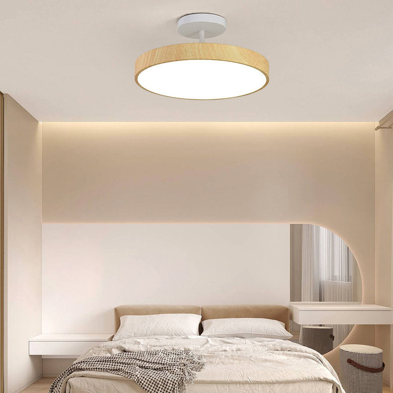 Stropní LED lampa s dřevěným vzhledem