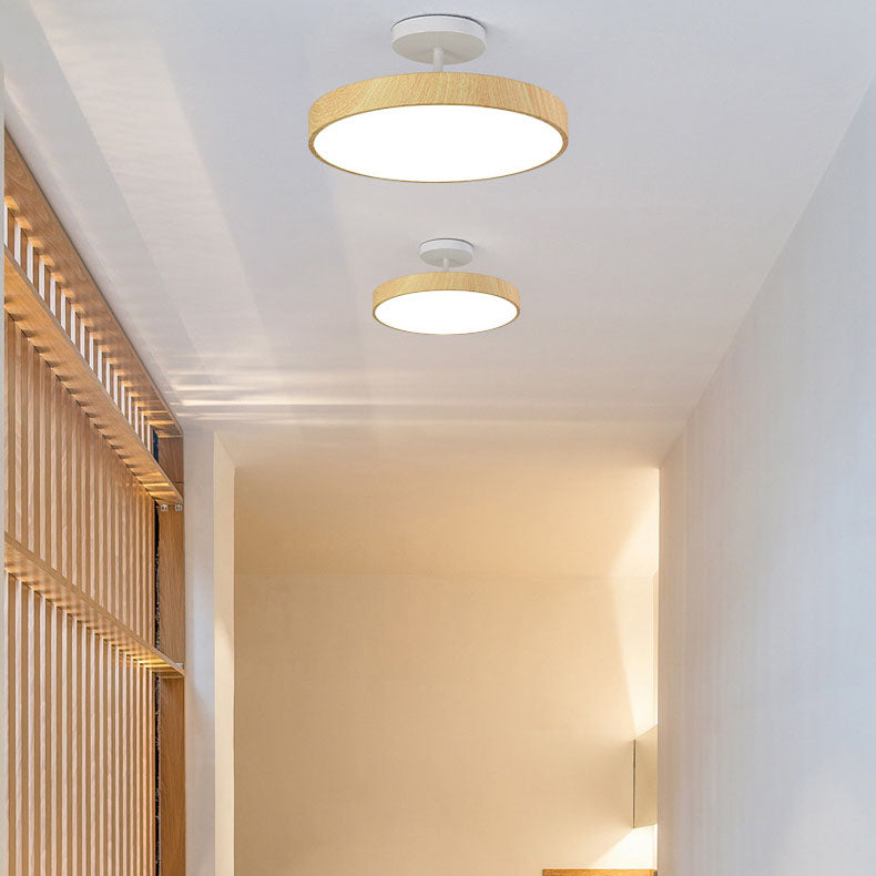 Stropní LED lampa s dřevěným vzhledem