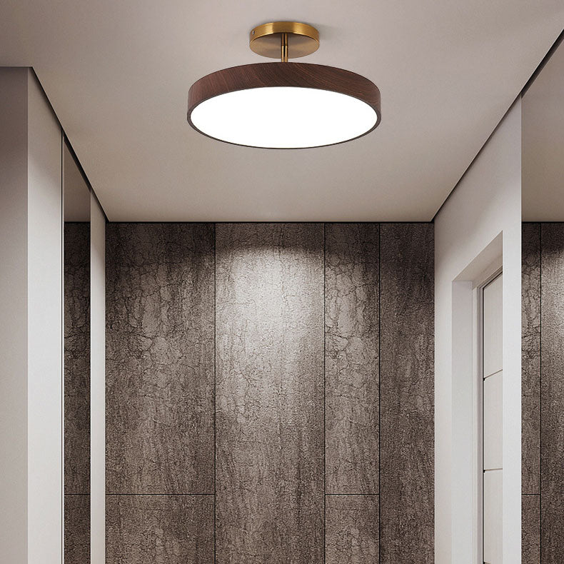 Stropní LED lampa s dřevěným vzhledem