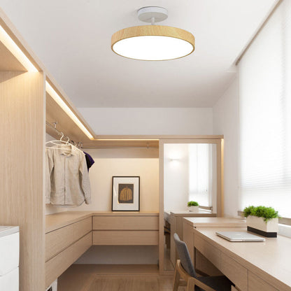 Stropní LED lampa s dřevěným vzhledem