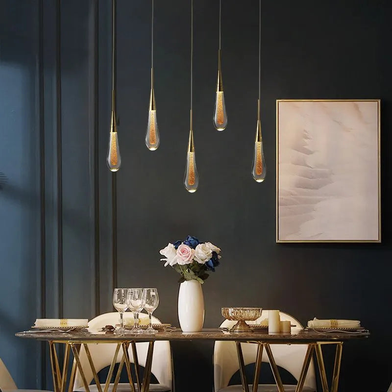 Lampa wisząca kropla ze złotym wykończeniem