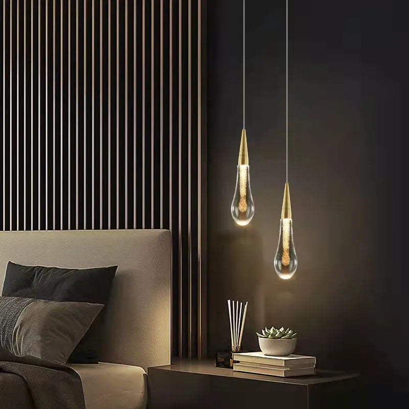 Lampa wisząca kropla ze złotym wykończeniem