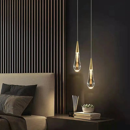 Lampa wisząca kropla ze złotym wykończeniem
