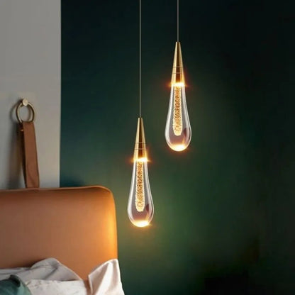 Lampa wisząca kropla ze złotym wykończeniem