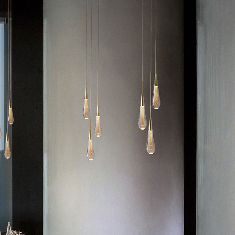 Lampa wisząca kropla ze złotym wykończeniem