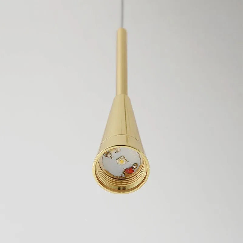 Lampa wisząca kropla ze złotym wykończeniem