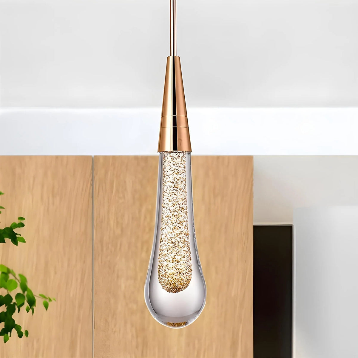 Lampa wisząca kropla ze złotym wykończeniem