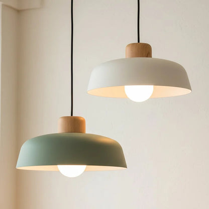 Lampa wisząca z drewnianym elementem