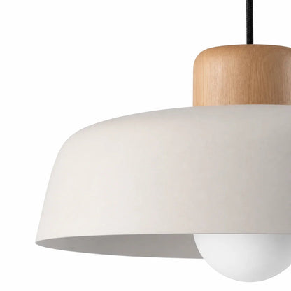 Lampa wisząca z drewnianym elementem