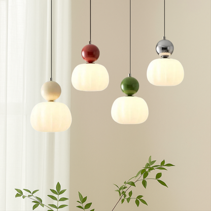 Lampe suspendue avec une boule colorée