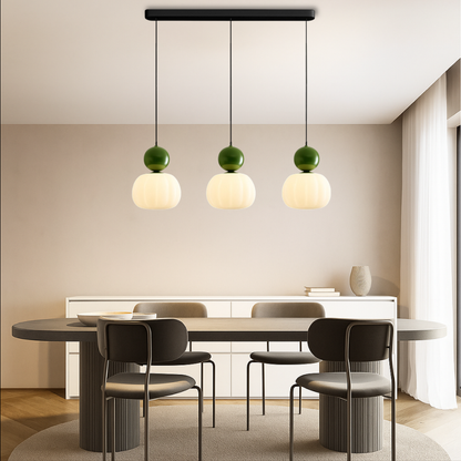 Lampe suspendue avec une boule colorée