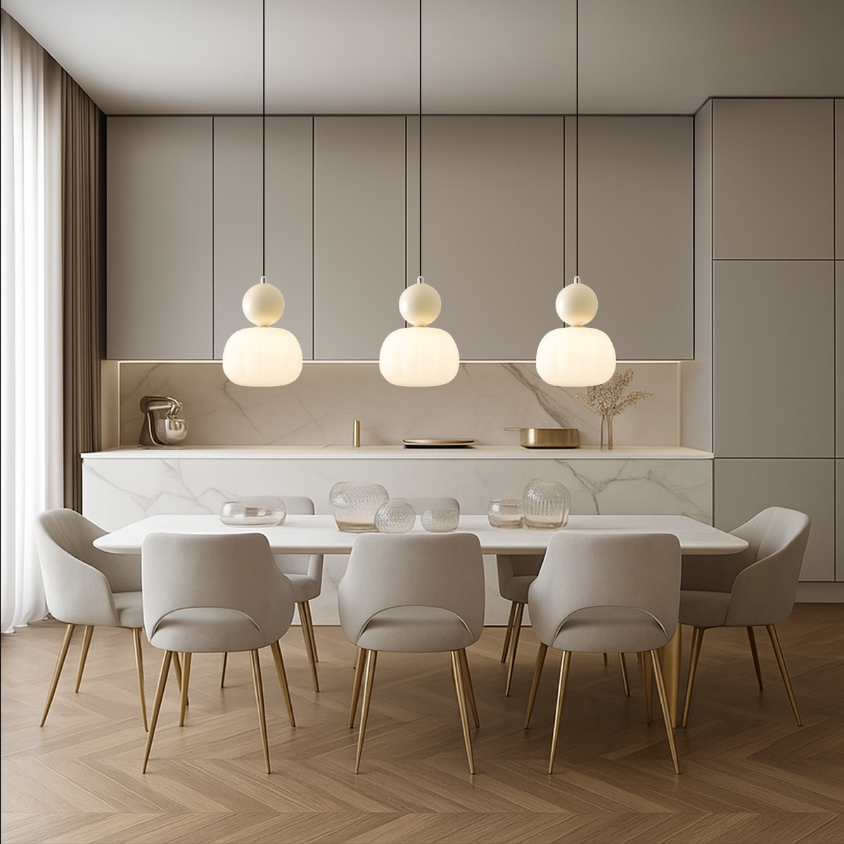 Lampe suspendue avec une boule colorée