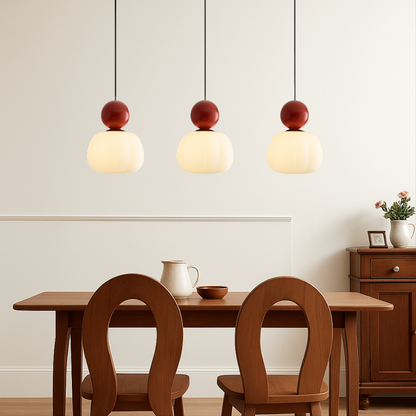 Lampe suspendue avec une boule colorée