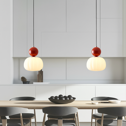 Lampe suspendue avec une boule colorée