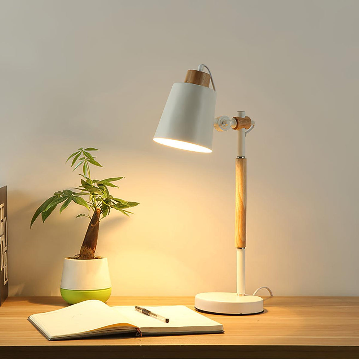 Lampka biurkowa z regulowanym kloszem