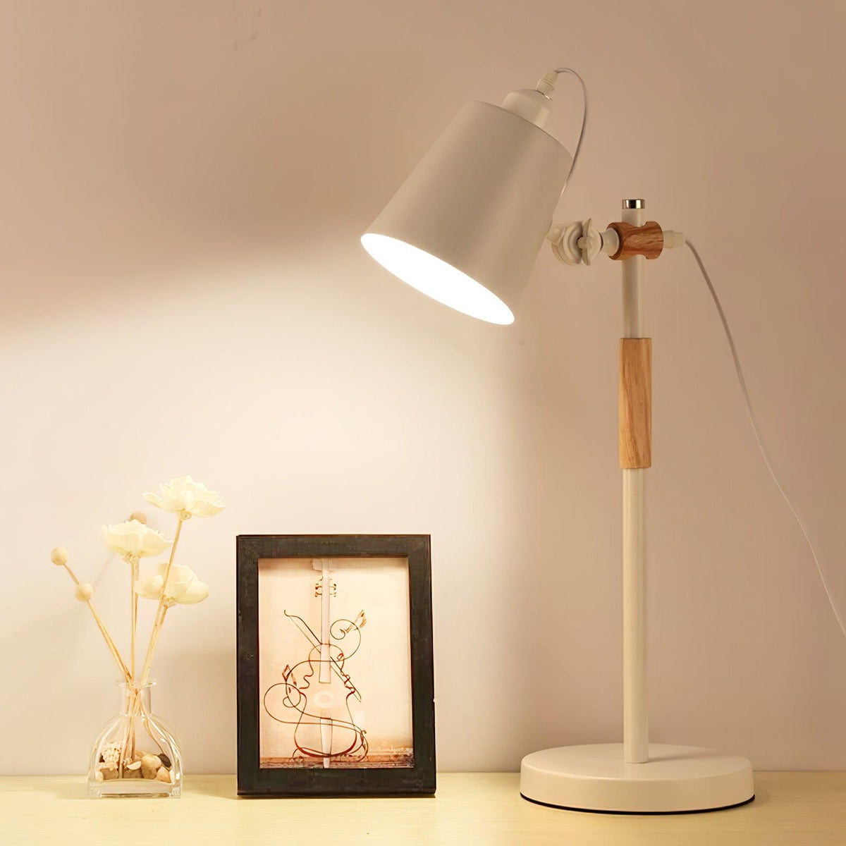 Lampka biurkowa z regulowanym kloszem