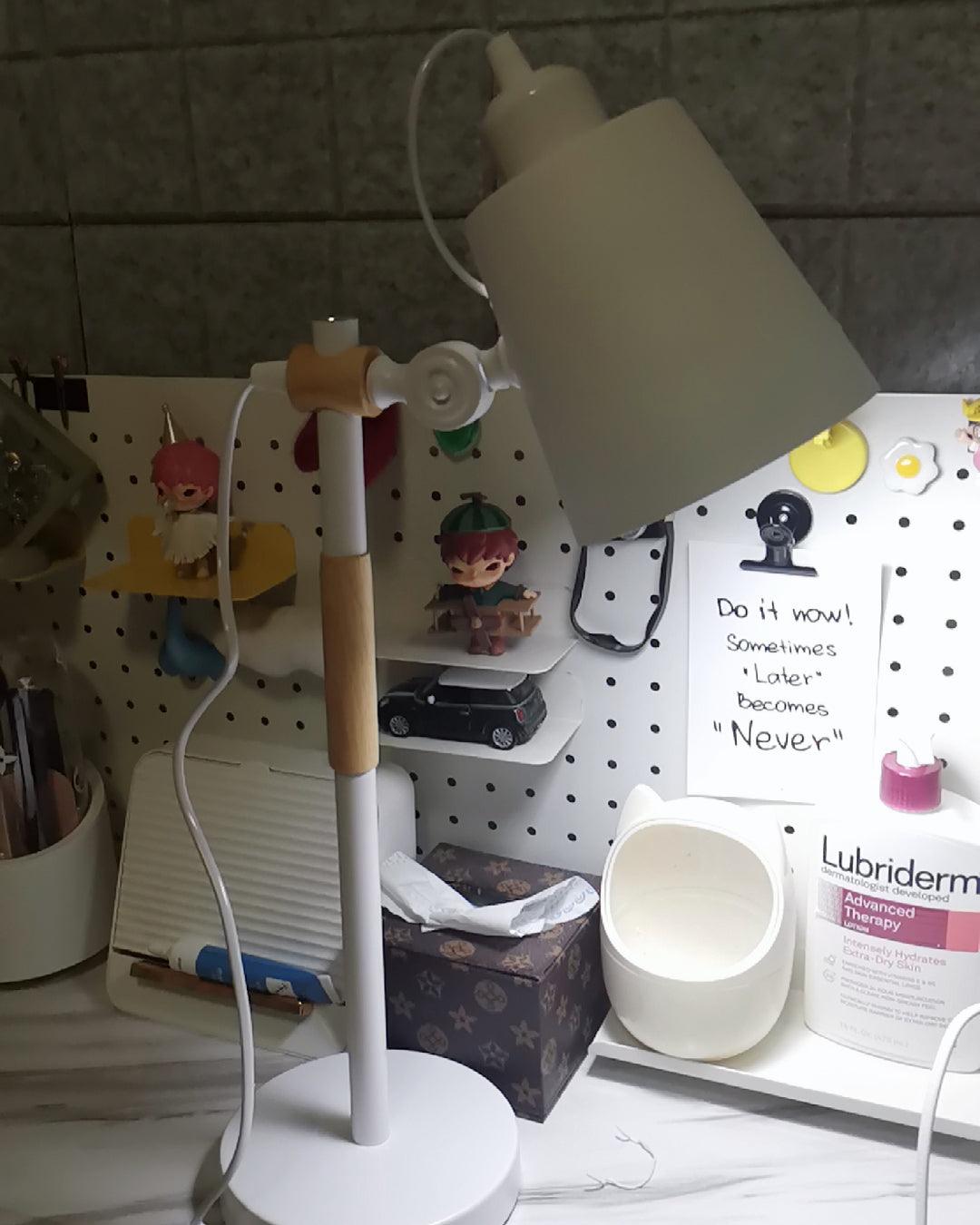 Lampka biurkowa z regulowanym kloszem