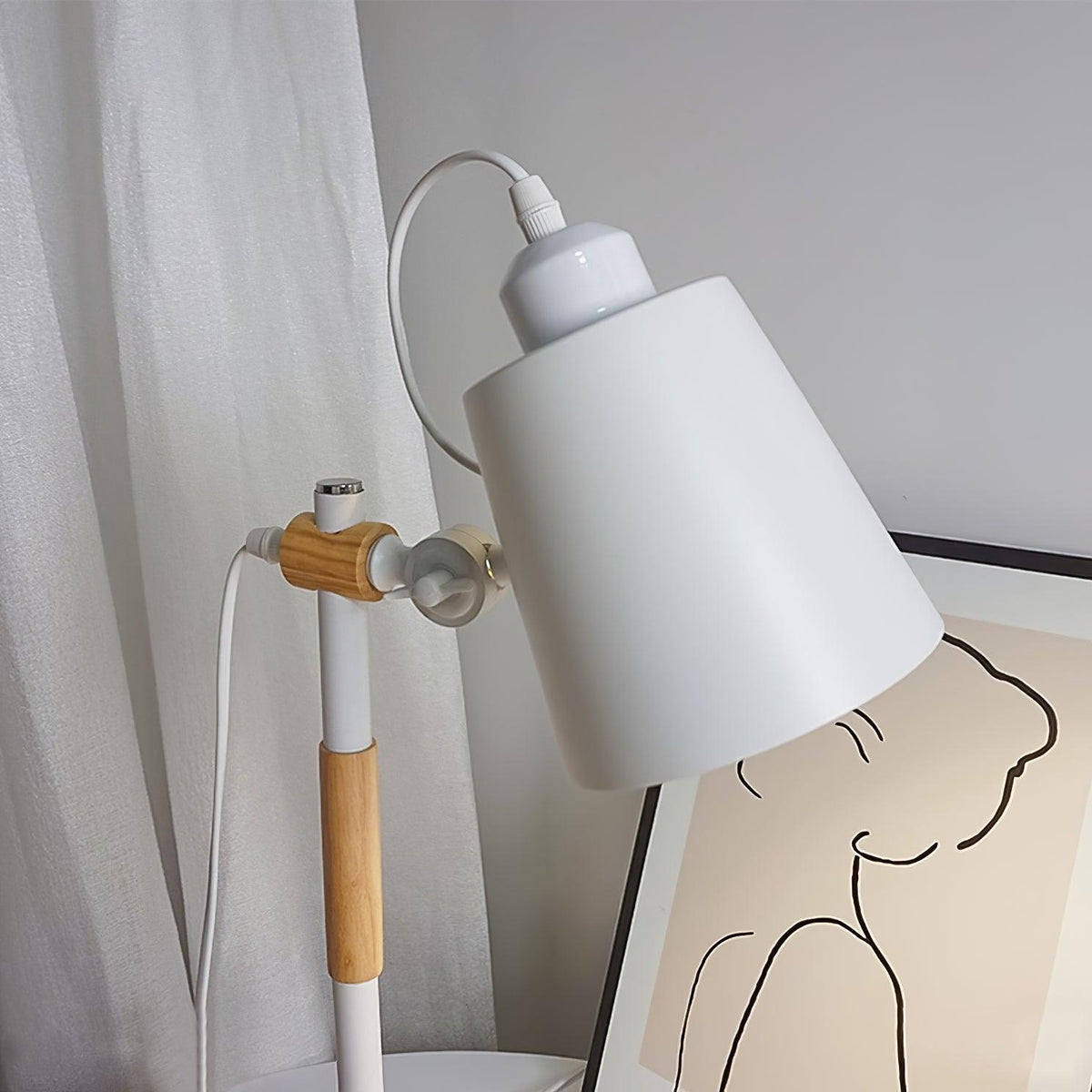 Lampka biurkowa z regulowanym kloszem