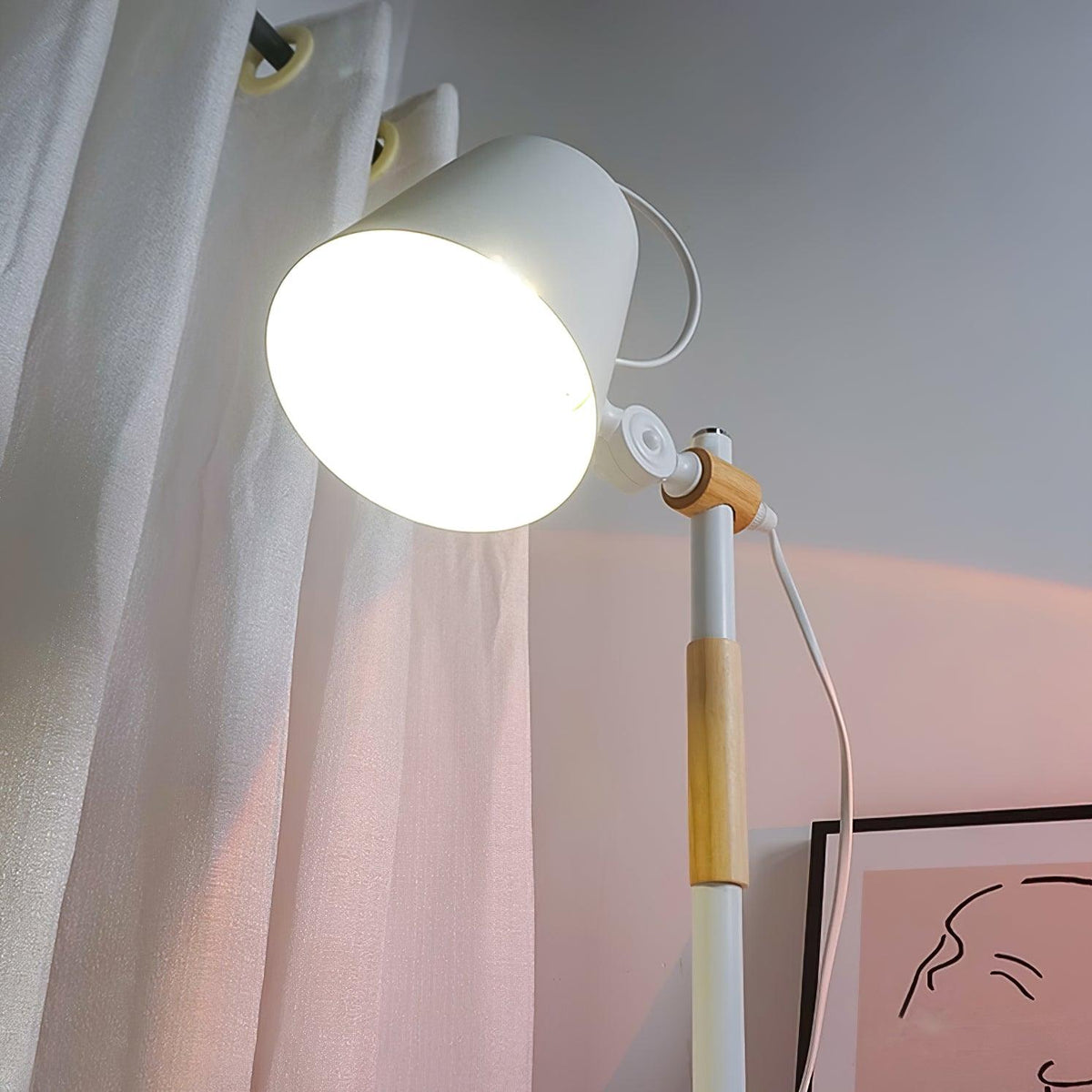 Lampka biurkowa z regulowanym kloszem
