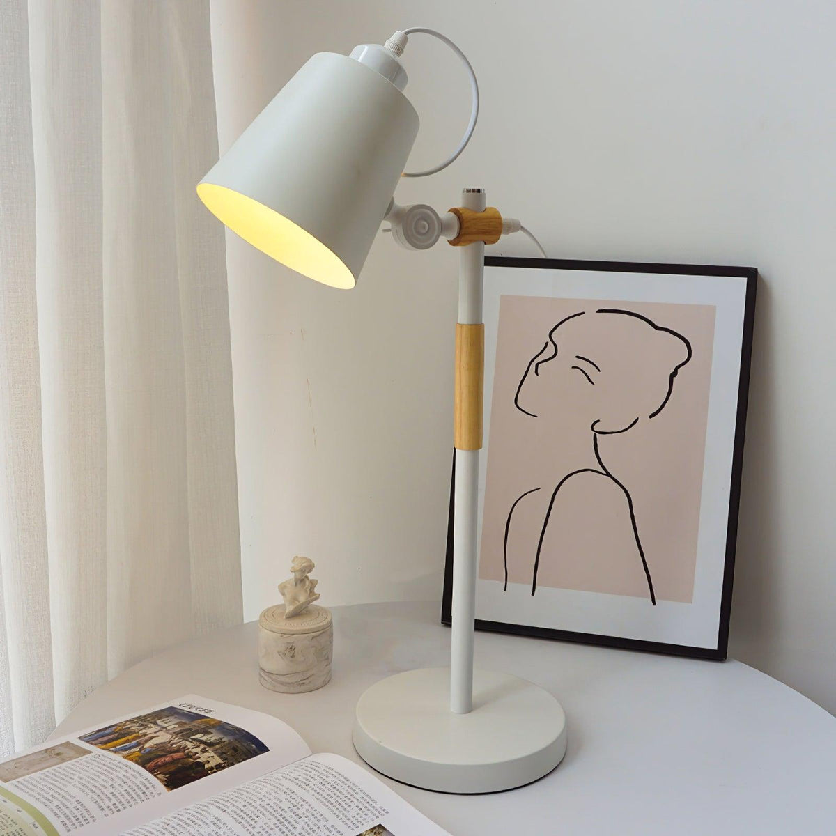 Lampka biurkowa z regulowanym kloszem
