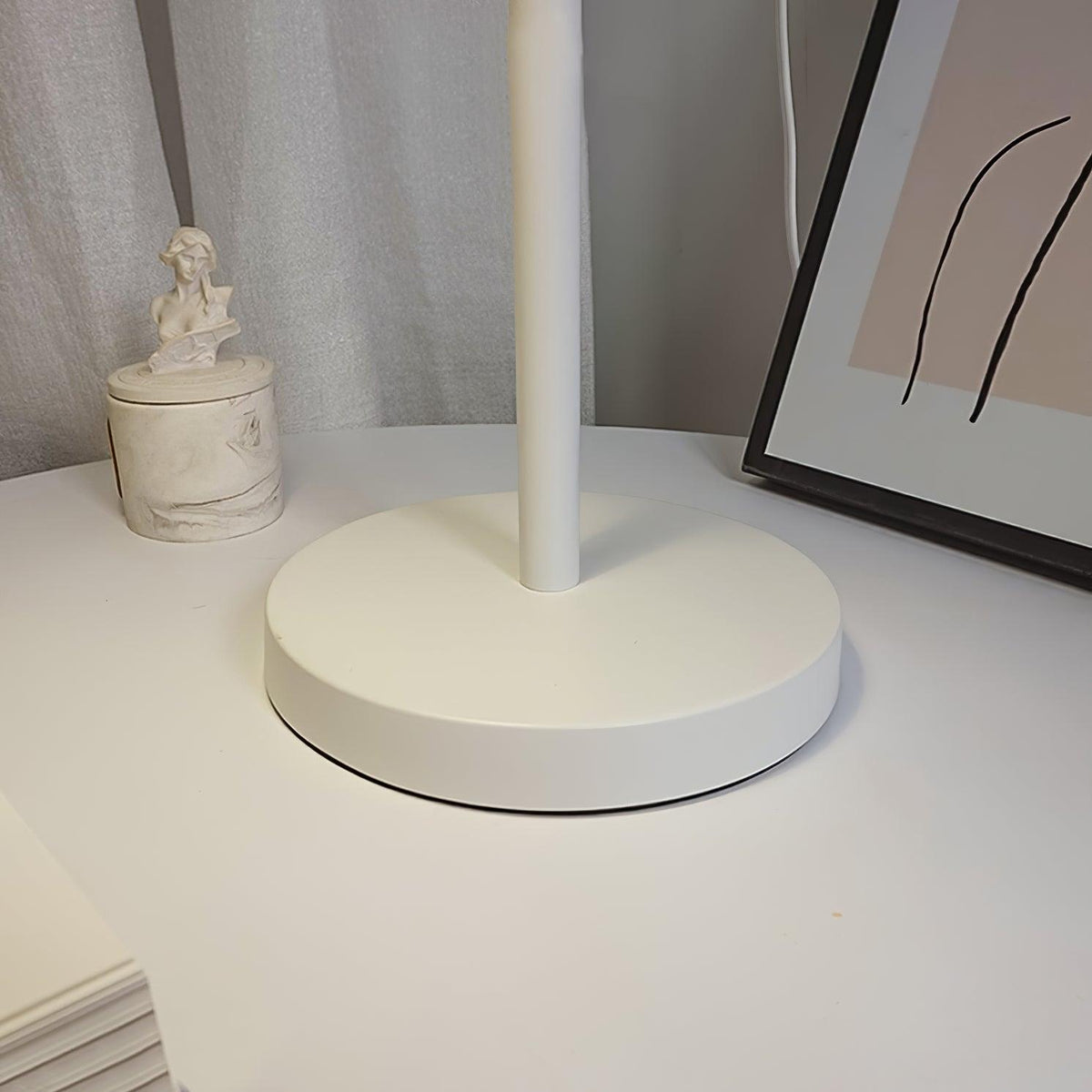 Lampka biurkowa z regulowanym kloszem