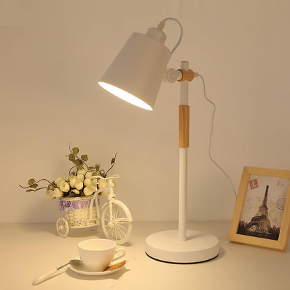 Lampka biurkowa z regulowanym kloszem
