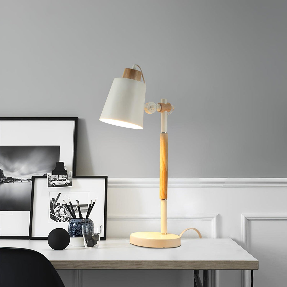 Lampka biurkowa z regulowanym kloszem