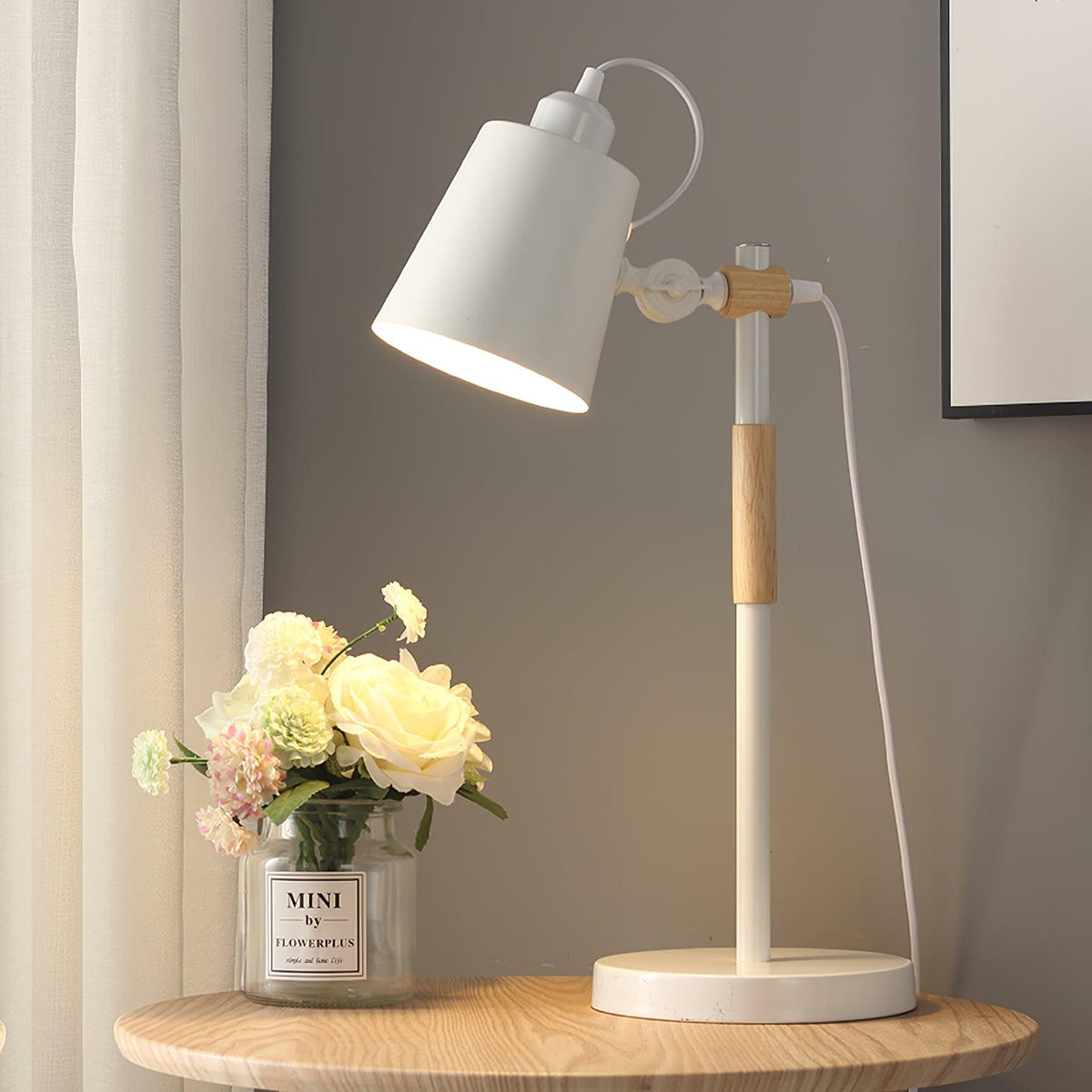 Lampka biurkowa z regulowanym kloszem