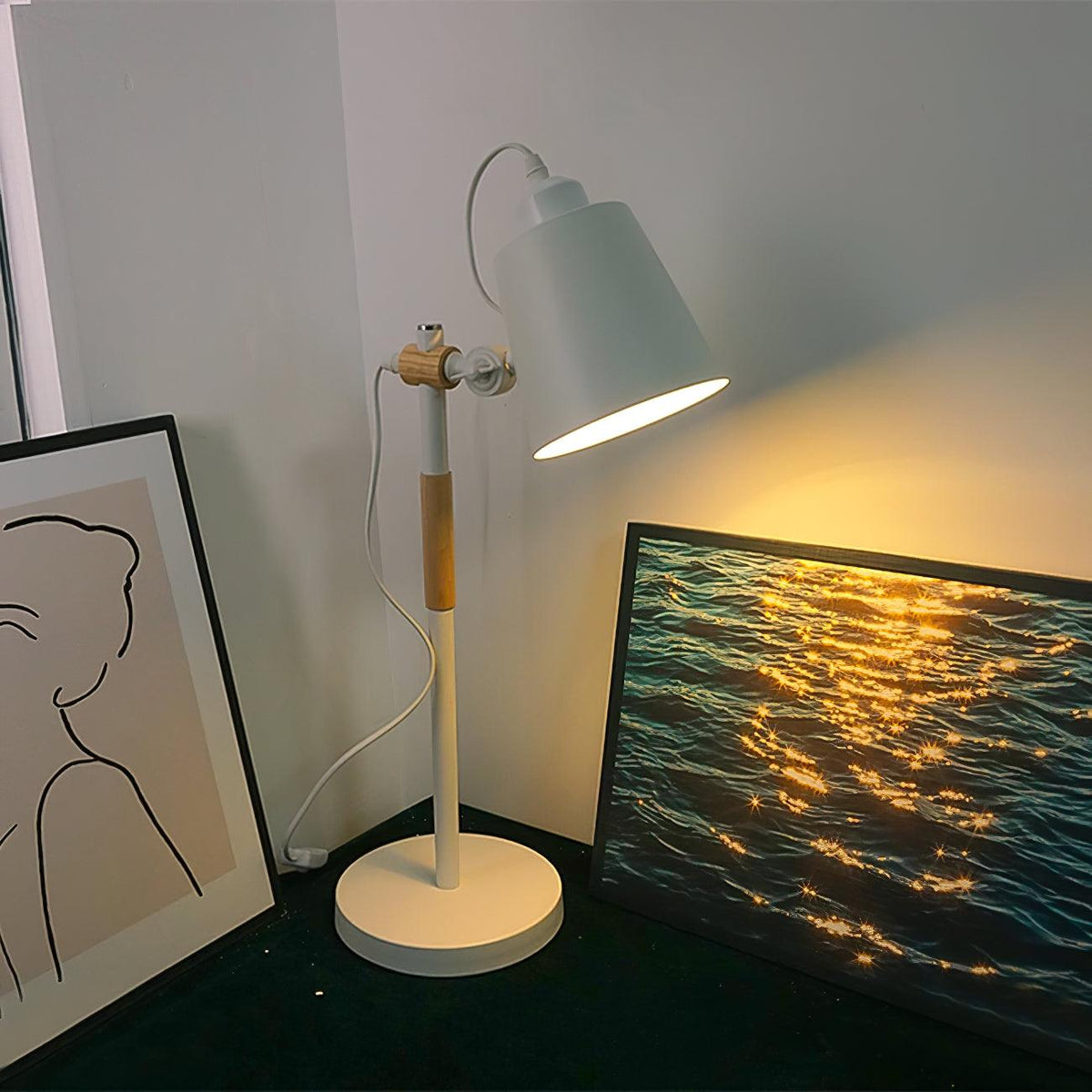 Lampka biurkowa z regulowanym kloszem