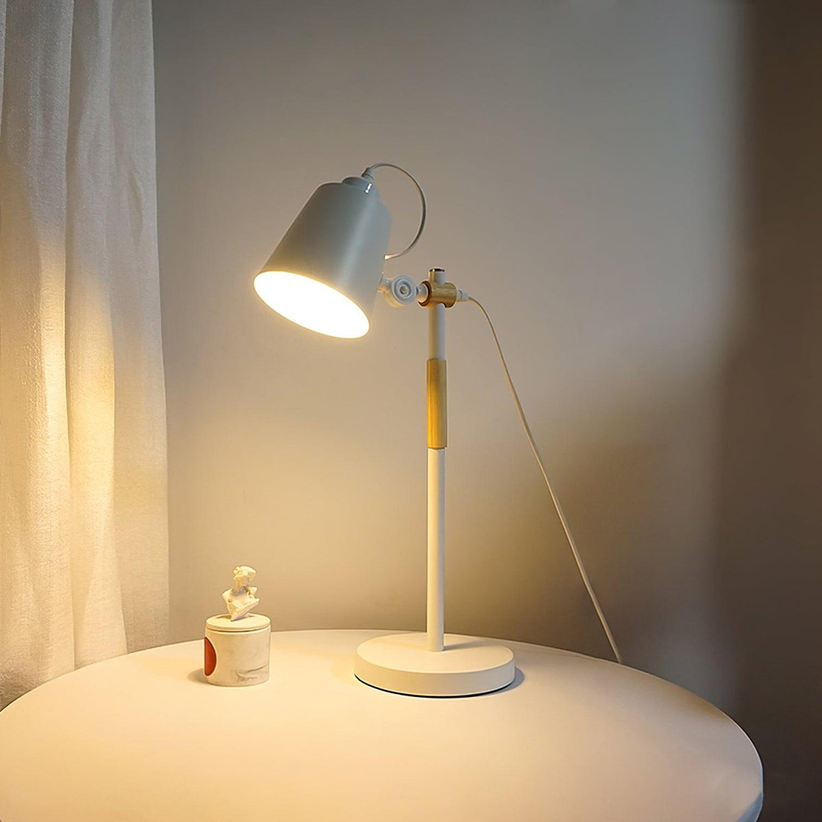 Lampka biurkowa z regulowanym kloszem