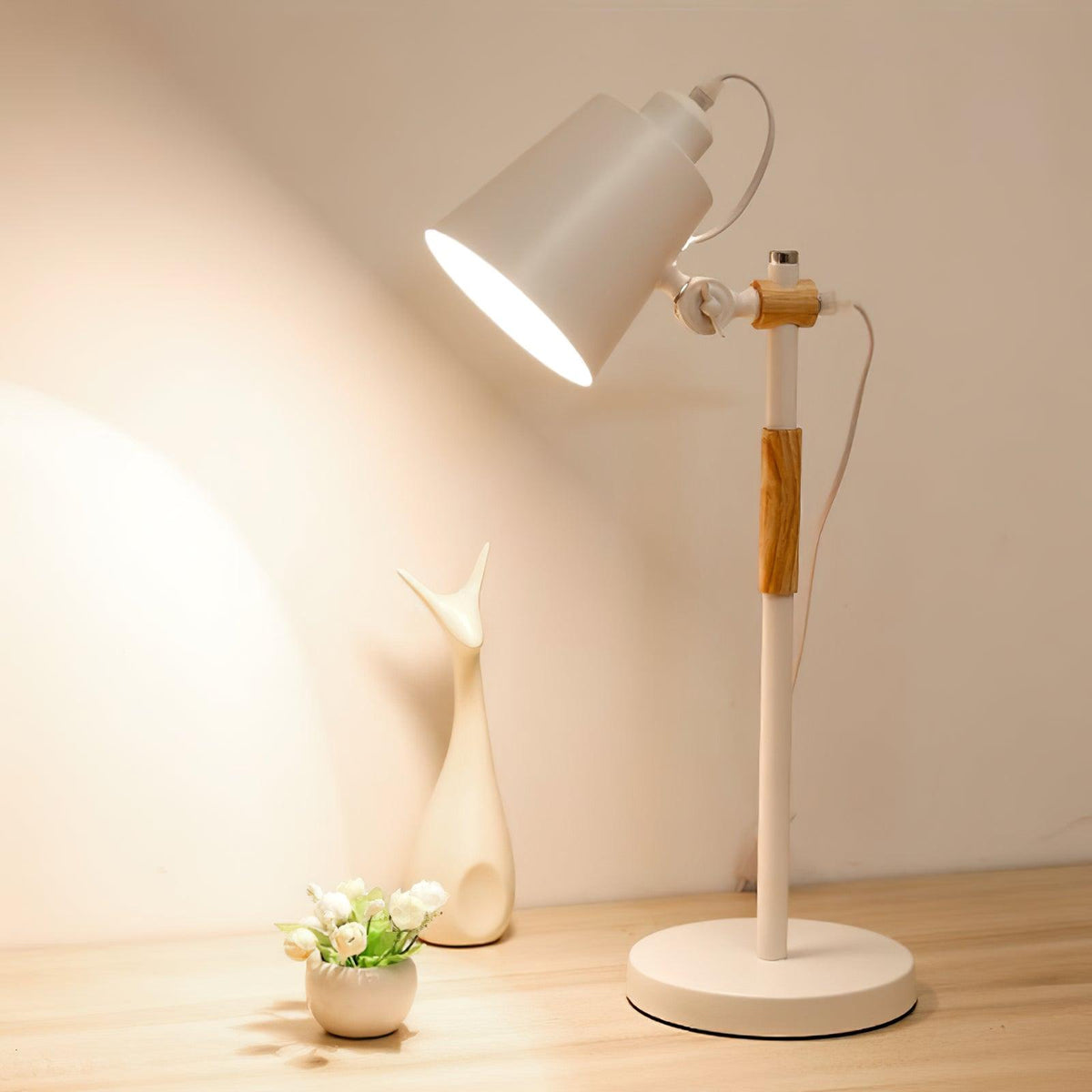 Lampka biurkowa z regulowanym kloszem