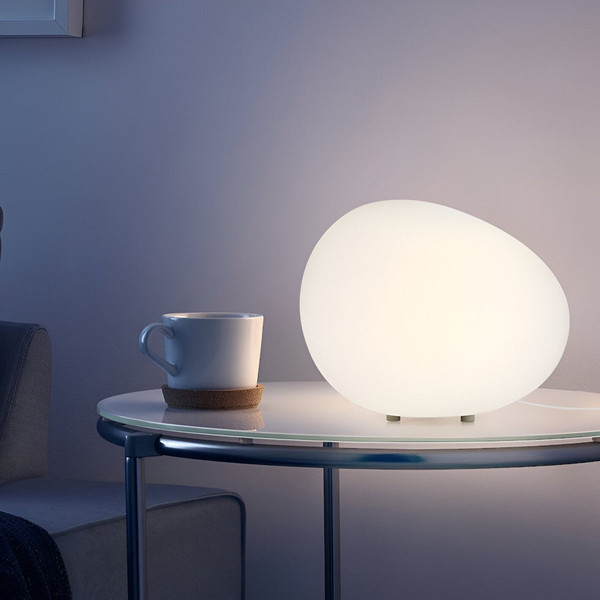 Stolní LED lampa ve tvaru kamene