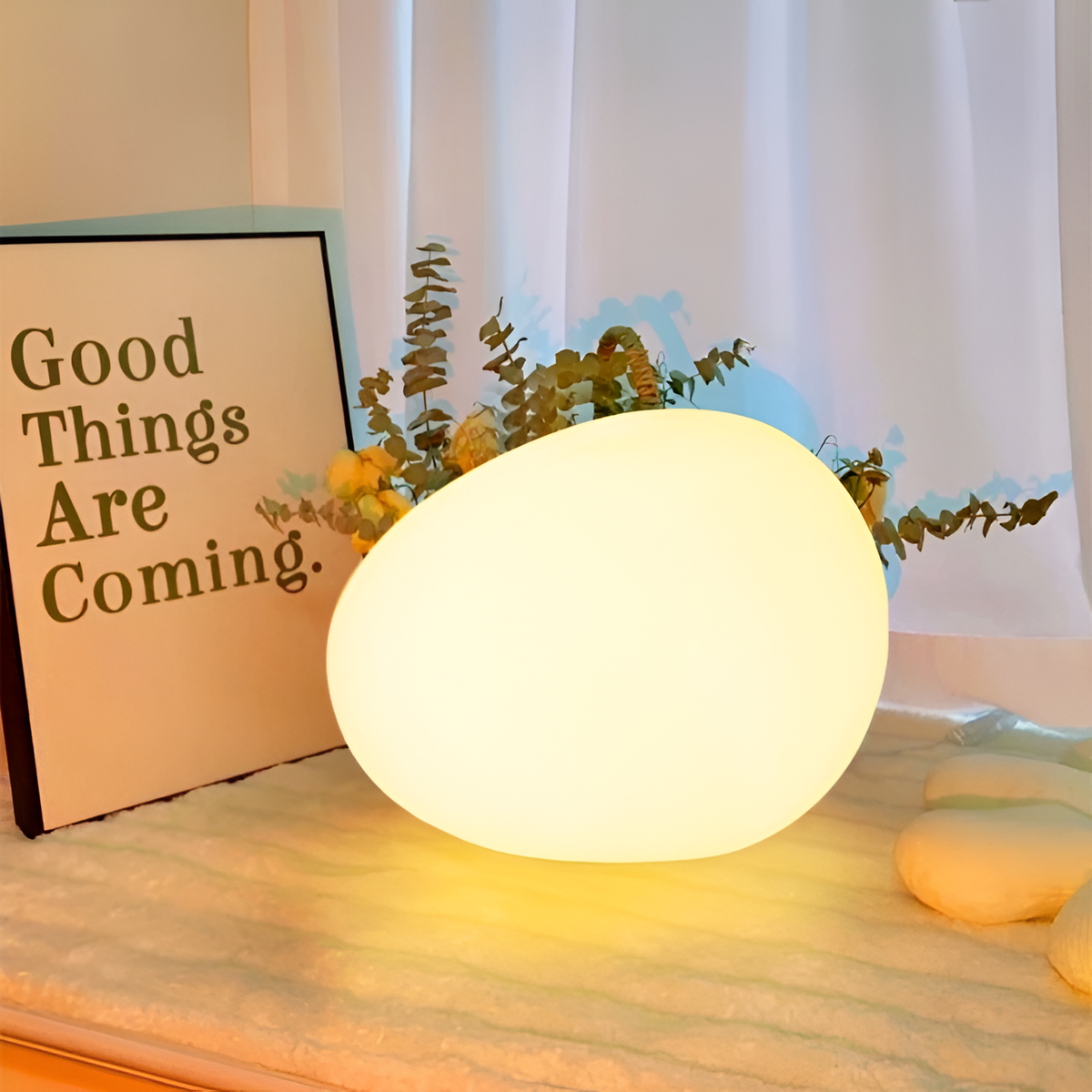 Stolní LED lampa ve tvaru kamene