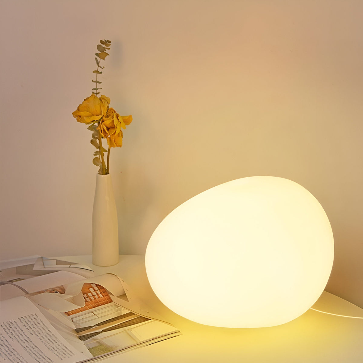 Stolní LED lampa ve tvaru kamene