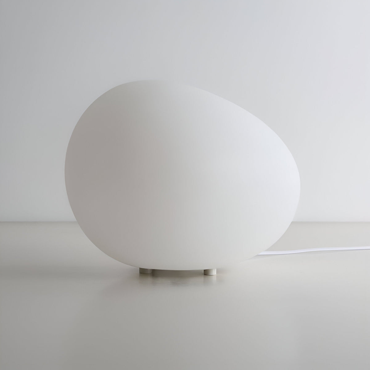 Stolní LED lampa ve tvaru kamene