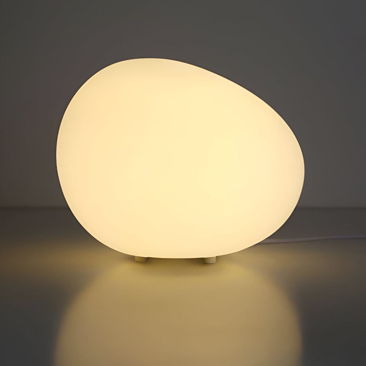 Stolní LED lampa ve tvaru kamene