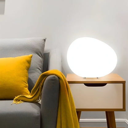Stolní LED lampa ve tvaru kamene