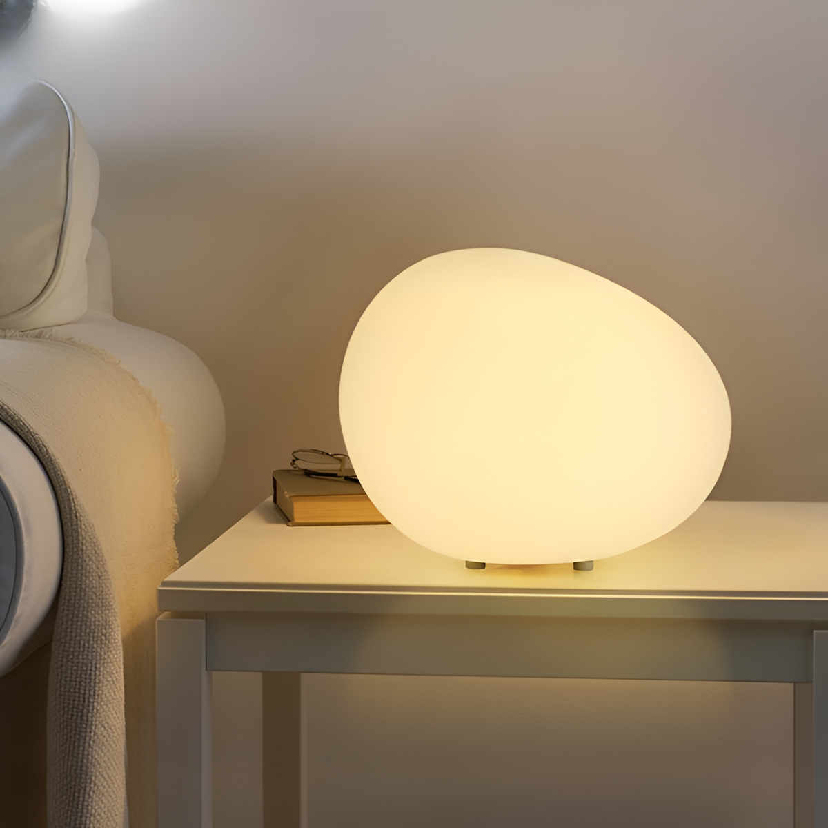 Stolní LED lampa ve tvaru kamene