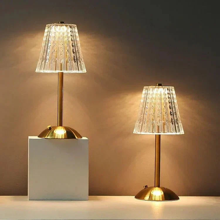 Stolní LED lampa s rýhovaným stínidlem