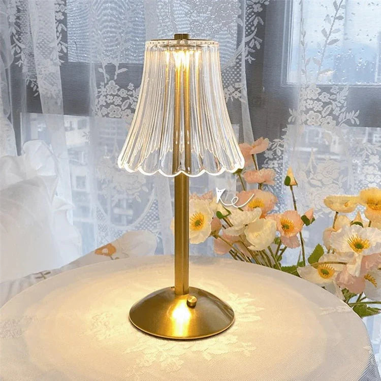 Stolní LED lampa s rýhovaným stínidlem